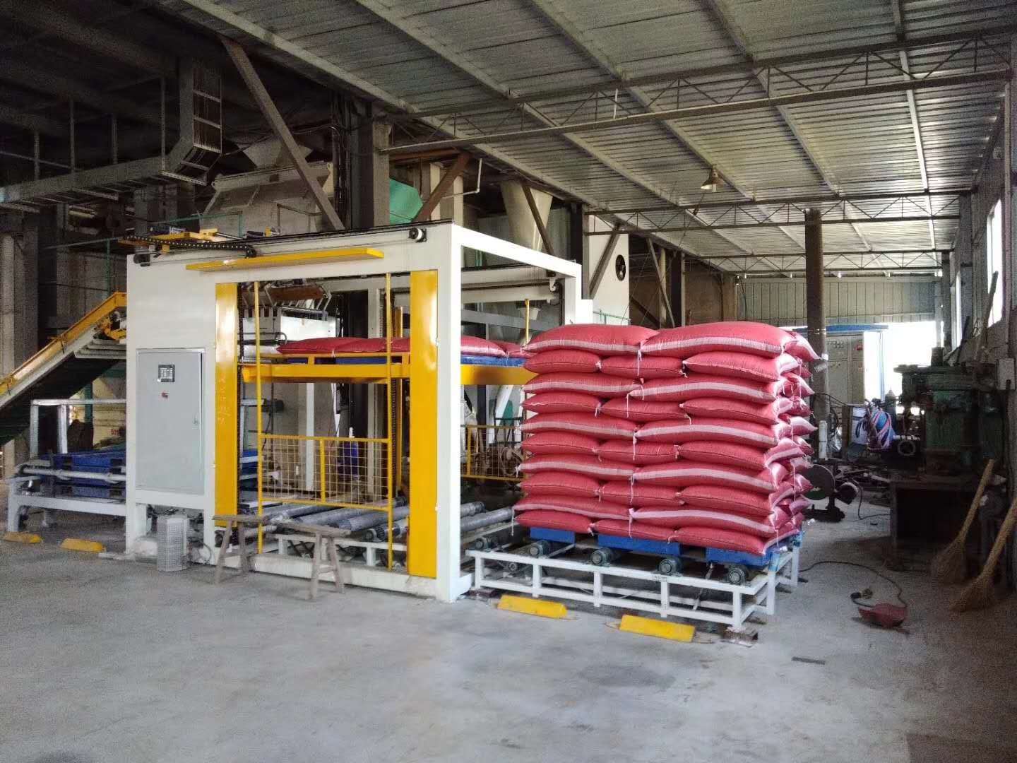 Palletizer with bags Luckying China.jpg